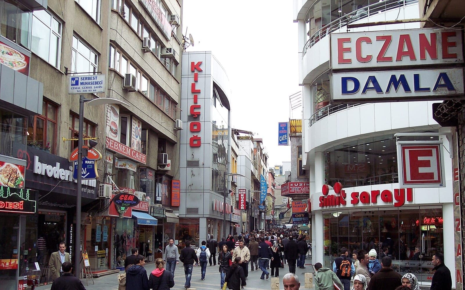 Trabzon Uzun Sokak, kalabalık yaya caddesi