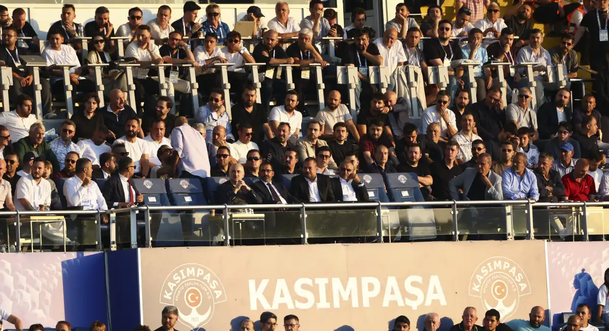 Ulaştırma Bakanı Abdülkadir Uraloğlu Kasımpaşa-Trabzonspor maçını tribünden izledi