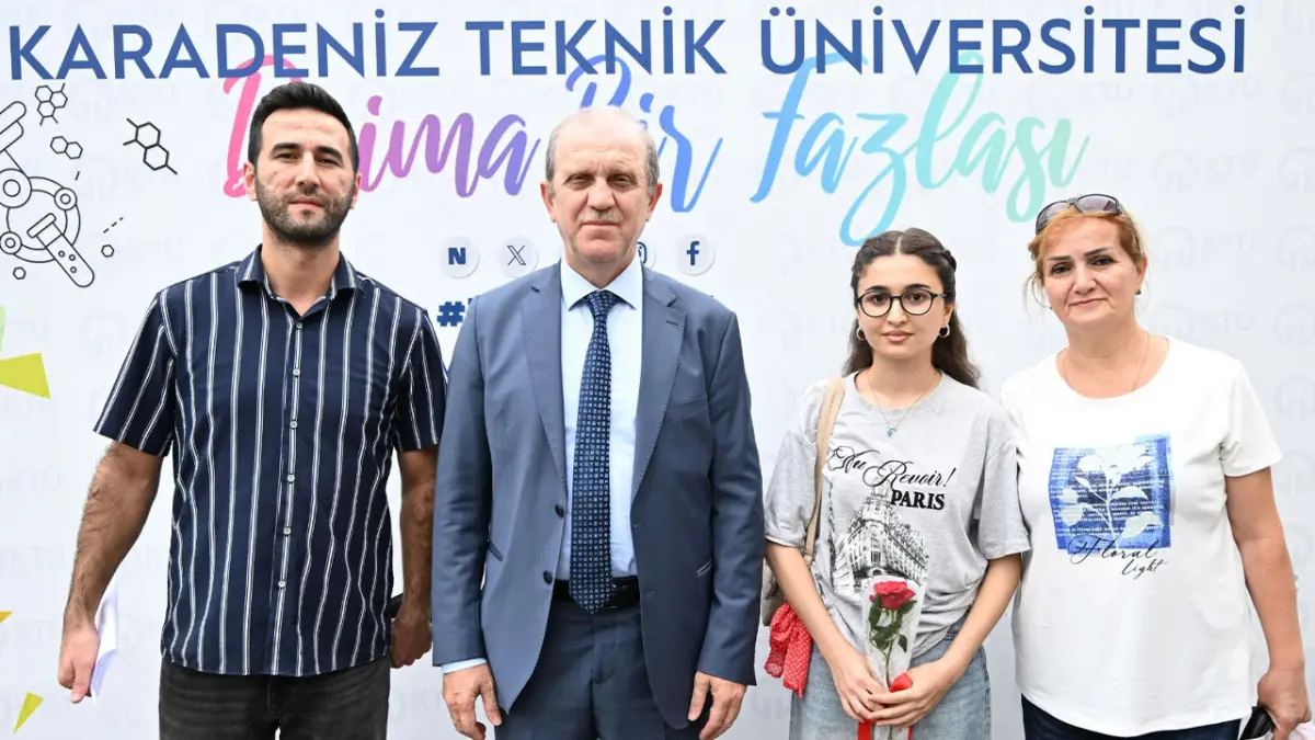KTÜ’de kayıt heyecanı başladı; yeni öğrenciler çiçeklerle karşılandı