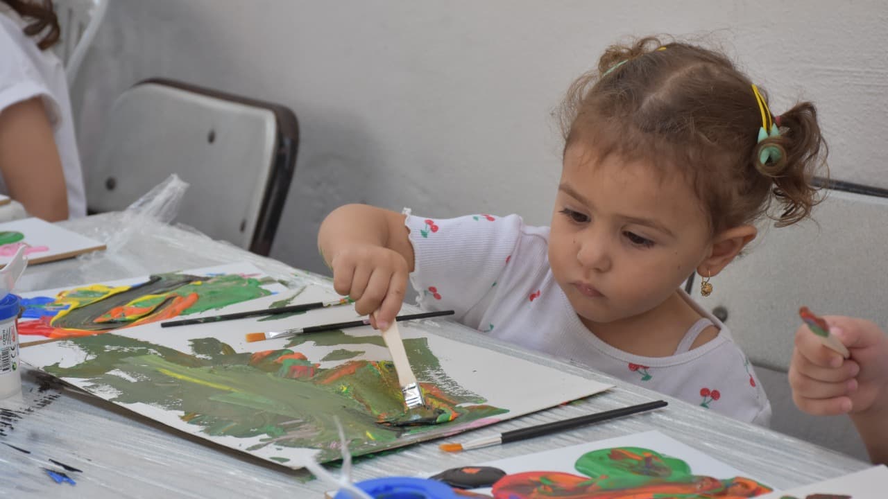 Akçaabat’ta 55 Minik Sanatçı Usta Ressamlarla Tuvale Renk Verdi
