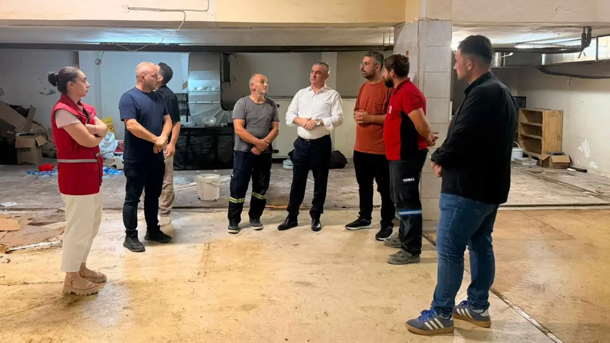 Yomra'da belediye binası altındaki depo, yaklaşık 70 araçlık otoparka dönüşüyor