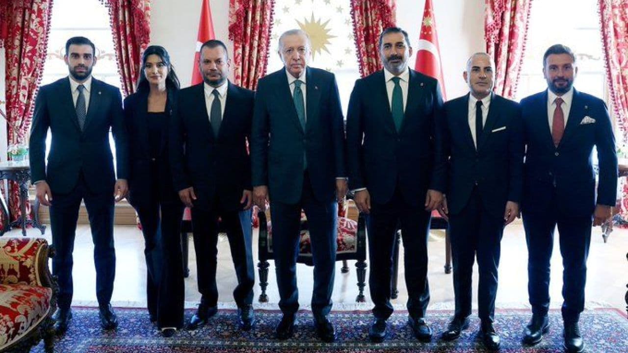 Cumhurbaşkanı Erdoğan, Trabzonspor Yönetimini Dolmabahçe’de Kabul Etti