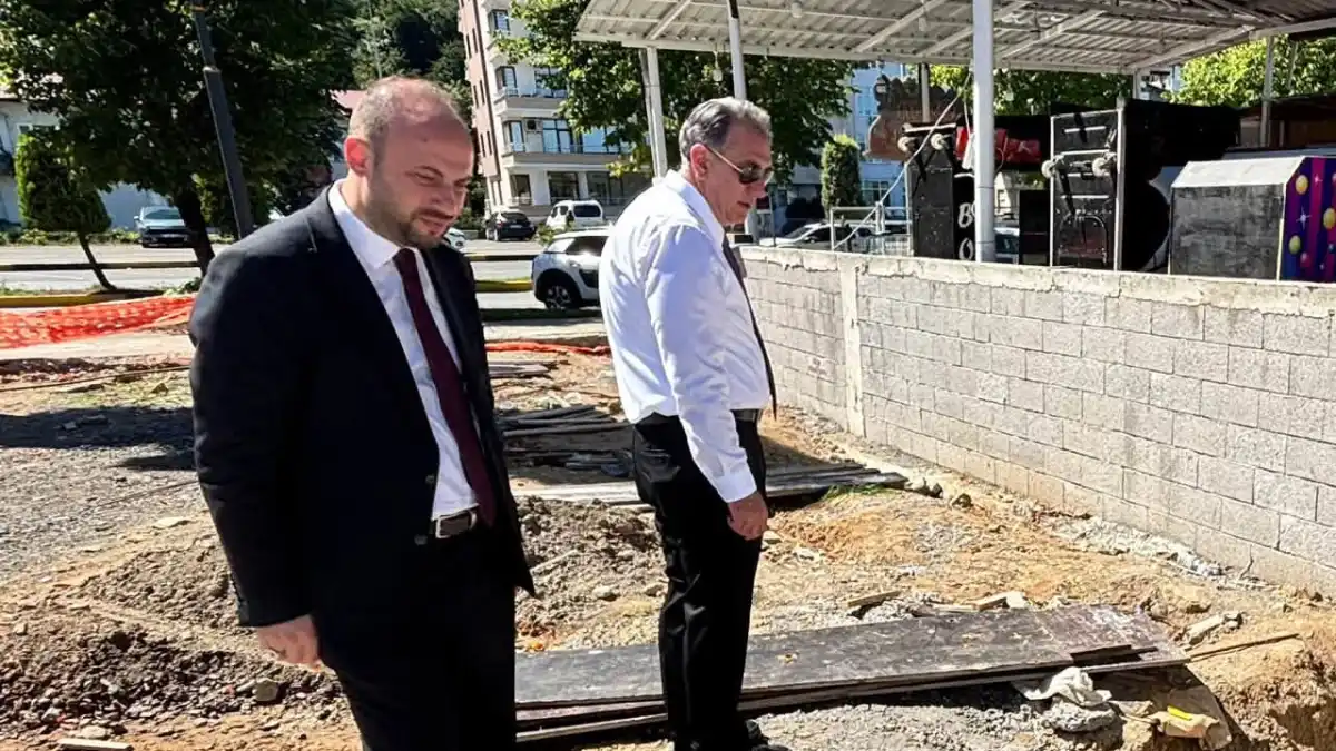 Sürmene Belediyesi sahada: Asfalt, altyapı ve temizlik çalışmaları sürdü