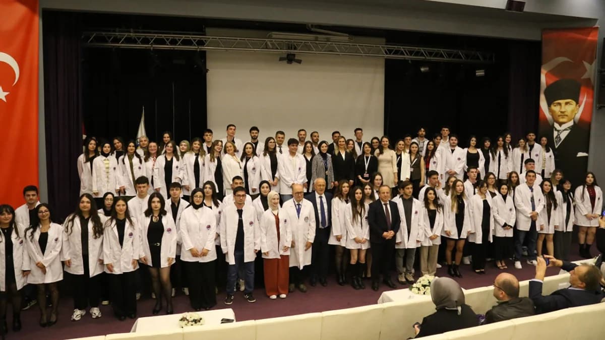 Avrasya Üniversitesi öğrencileri mesleğe beyaz önlükle adım attı