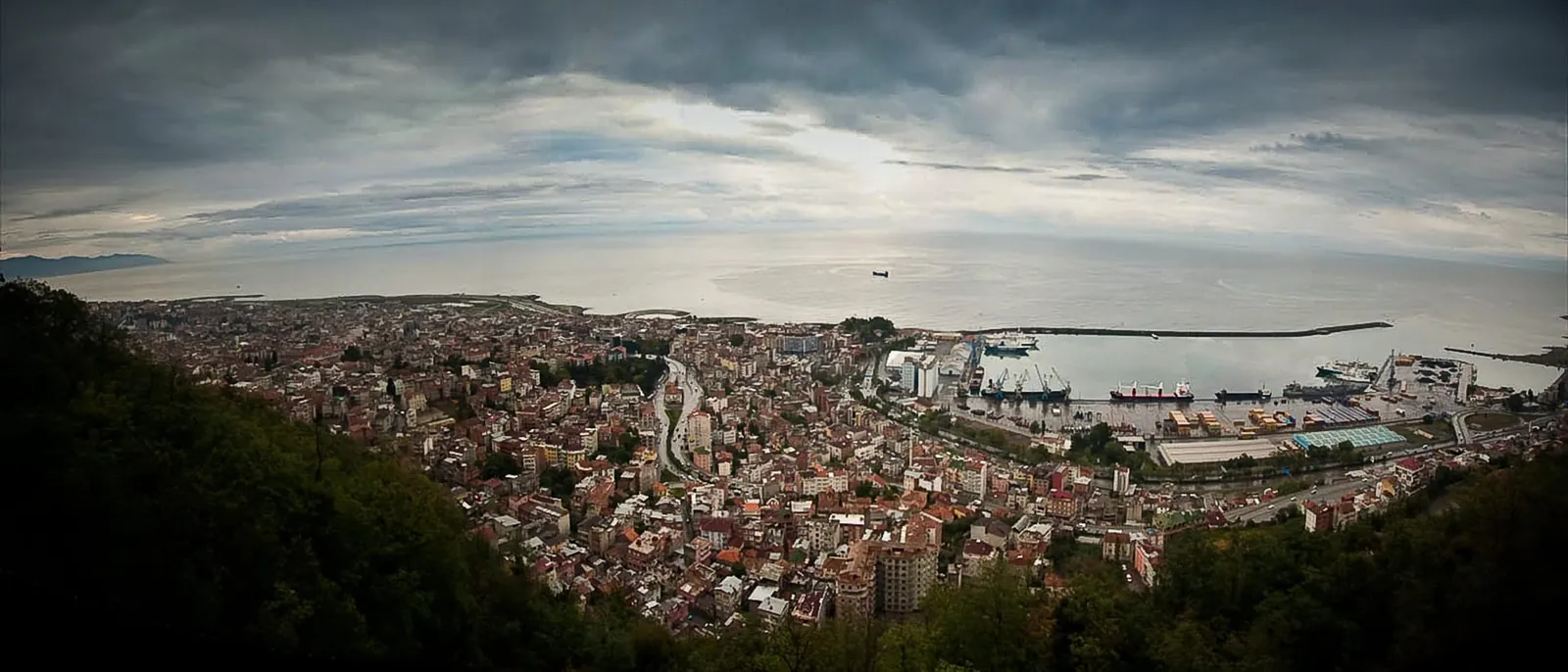 Trabzon şehri, Karadeniz kıyısı ve liman panoraması